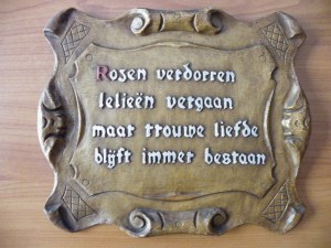 Nederlandse spelling. Rommelmarktniveau: "rozen verdorren lelieën vergaan maar trouwe liefde blijft immer bestaan"