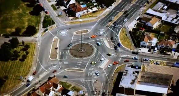 Ontdek hier de ingenieuze magie van de magische rotonde (YouTube-video)