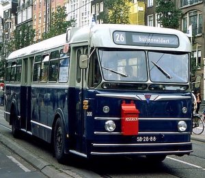 Autobus met brievenbus. Geniale ingeving van de Nederlandse PTT in de jaren 70 van de vorige eeuw?